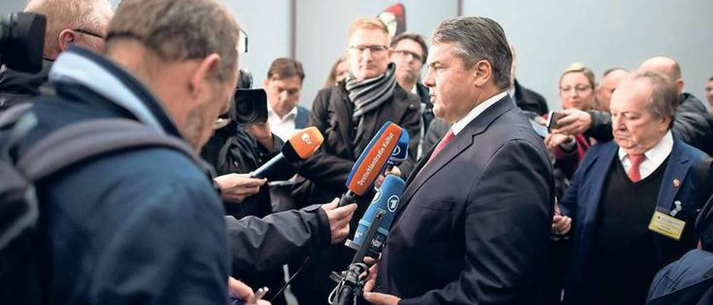 Schwierige Verhandlungen. Bundeswirtschaftsminister Sigmar Gabriel berichtet am Dienstag in Peking von seinen Gesprächen. 