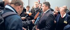 Schwierige Verhandlungen. Bundeswirtschaftsminister Sigmar Gabriel berichtet am Dienstag in Peking von seinen Gesprächen. 