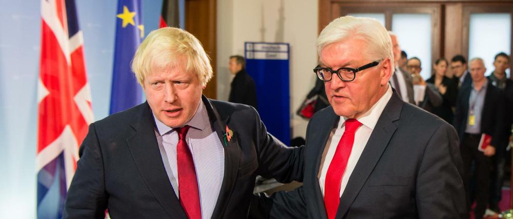 Der Britische Außenminister Boris Johnson (l) steht neben Bundesaußenminister Frank-Walter Steinmeier (SPD) nach einer Pressekonferenz in Berlin.