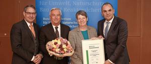 Ullrich Langhoff, Vorsitzender des Arbeitskreises Umwelt im Dehoga, Dehoga-Präsident Ernst Fischer, Umweltministerin Barbara Hendricks (SPD) und Hotel-Direktor Aleksandar Savic (v.l.n.r.) beim Überreichen des "Umweltchecks".