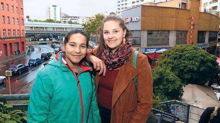 Zu Besuch. Leyna und Eva Zahneißen sind ein Tandem der Berliner „Kotti Paten“.