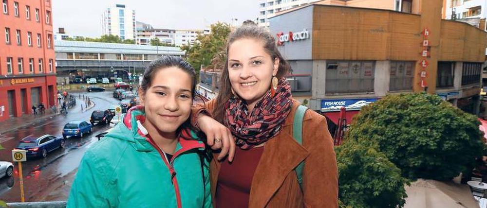 Zu Besuch. Leyna und Eva Zahneißen sind ein Tandem der Berliner „Kotti Paten“.