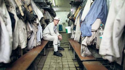 Kurz vor Abfahrt. Holger Stellmacher, 48, trägt feuerfeste Unterwäsche und hohe Schuhe – obwohl es unter Tage auch im Winter heiß ist. 