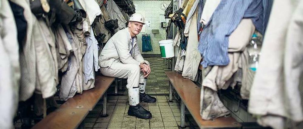 Kurz vor Abfahrt. Holger Stellmacher, 48, trägt feuerfeste Unterwäsche und hohe Schuhe – obwohl es unter Tage auch im Winter heiß ist. 