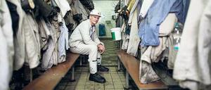 Kurz vor Abfahrt. Holger Stellmacher, 48, trägt feuerfeste Unterwäsche und hohe Schuhe – obwohl es unter Tage auch im Winter heiß ist. 