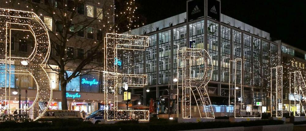 Hier ist Berlin. Ein Teil der typischen Weihnachtsbeleuchtung in der Tauentzienstraße. Das Bild stammt aus dem vorigen Jahr.