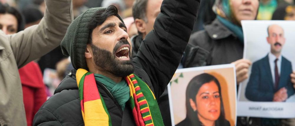 Mehrere hundert kurdische Demonstranten ziehen am Freitag in einer spontanen Kundgebung durch die Innenstadt von Frankfurt am Main (Hessen) und demonstrieren gegen die Politik des türkischen Staatschefs Erdogan.
