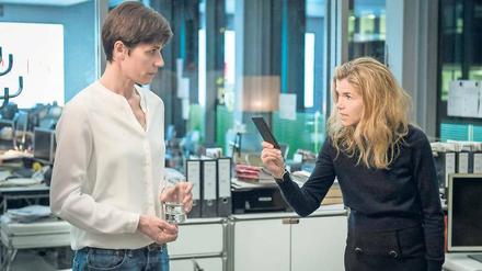 Als Journalisten ein Team, privat ein Paar: Chefredakteurin Karin Berger (Anke Engelke, rechts) und ihre Enthüllungsreporterin Rommy Kirchhoff (Nina Kunzendorf).