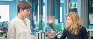 Als Journalisten ein Team, privat ein Paar: Chefredakteurin Karin Berger (Anke Engelke, rechts) und ihre Enthüllungsreporterin Rommy Kirchhoff (Nina Kunzendorf).