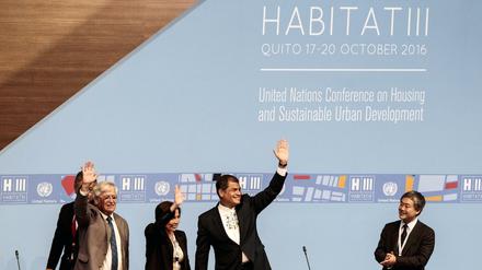 Ecuadors Präsident Rafael Correa (mitte) war mit dem Habitat-III-Gipfel sehr zufrieden. 30 000 Teilnehmer aus 167 Ländern sind dafür nach Quito gereist. Auch der Chef des UN-Siedlungsprogramms Habitat, Joan Clos (links) sieht im Gipfel einen Erfolg. 