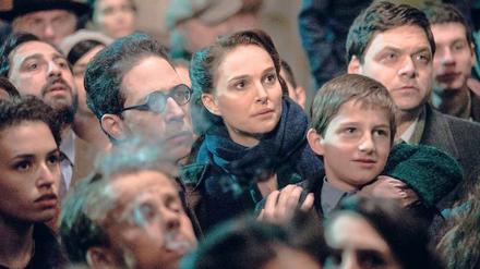 Dreisam einsam. Vater Arieh (Gilad Kahana), Mutter Fania (Natalie Portman) und Sohn Amos (Amir Tessler) warten gespannt auf das im Radio verkündete Ergebnis der UN-Abstimmung, die 1947 der Unabhängigkeit Israels den Weg bereitete. 