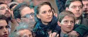 Dreisam einsam. Vater Arieh (Gilad Kahana), Mutter Fania (Natalie Portman) und Sohn Amos (Amir Tessler) warten gespannt auf das im Radio verkündete Ergebnis der UN-Abstimmung, die 1947 der Unabhängigkeit Israels den Weg bereitete.