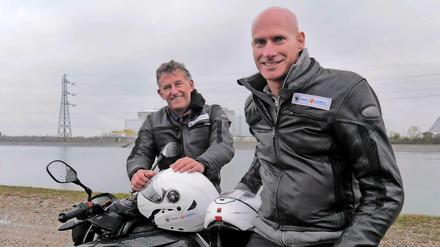 Jörn Ehlers und Frank Krippner mit ihrem Elektro-Motorrad vor dem Atomkraftwerk Fessenheim. 