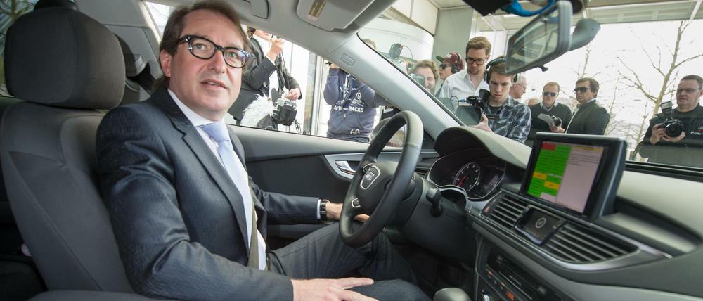 Bundesverkehrsminister Alexander Dobrindt (CSU) testet in Ingolstadt einen selbstfahrenden Audi A7.