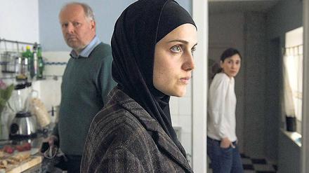 Sie will in den Krieg ziehen. Julia Heidhäuser (Mala Emde) bei Kommissar Borowski (Axel Milberg). Sarah Brandt (Sibel Kekilli, re.) hält dem Mädchen den Spiegel vor.