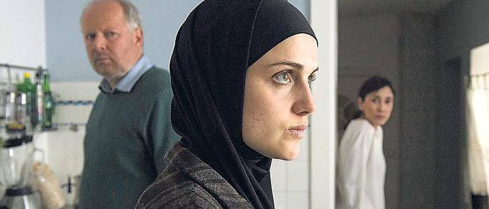 Sie will in den Krieg ziehen. Julia Heidhäuser (Mala Emde) bei Kommissar Borowski (Axel Milberg). Sarah Brandt (Sibel Kekilli, re.) hält dem Mädchen den Spiegel vor.