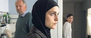 Sie will in den Krieg ziehen. Julia Heidhäuser (Mala Emde) bei Kommissar Borowski (Axel Milberg). Sarah Brandt (Sibel Kekilli, re.) hält dem Mädchen den Spiegel vor.