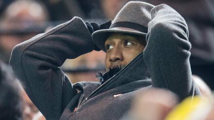 Inspektor Clouseau im Westfalenstadion? Nein, Dortmunds Pierre-Emerick Aubameyang verfolgt das Spiel auf der Tribüne.