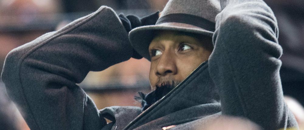 Inspektor Clouseau im Westfalenstadion? Nein, Dortmunds Pierre-Emerick Aubameyang verfolgt das Spiel auf der Tribüne.
