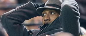 Inspektor Clouseau im Westfalenstadion? Nein, Dortmunds Pierre-Emerick Aubameyang verfolgt das Spiel auf der Tribüne.