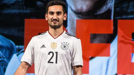 Ilkay Gündogan posiert bei der Vorstellung des neuen Heimtrikots der Fußball-Nationalmannschaft in Düsseldorf.