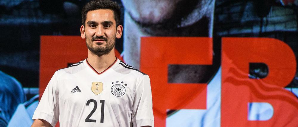 Ilkay Gündogan posiert bei der Vorstellung des neuen Heimtrikots der Fußball-Nationalmannschaft in Düsseldorf.