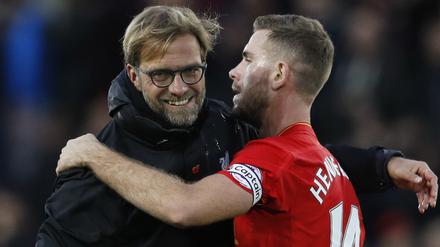 Jürgen Klopp feiert mit Jordan Henderson den Sieg gegen Watford.