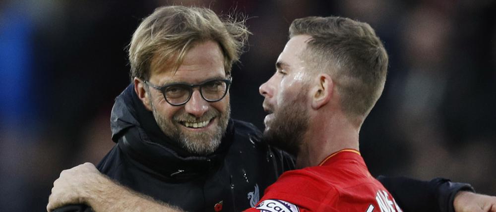 Jürgen Klopp feiert mit Jordan Henderson den Sieg gegen Watford.