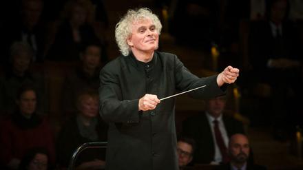 Sir Simon Rattle, 61, dirigiert kontrolliert und intensiv.