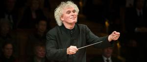 Sir Simon Rattle, 61, dirigiert kontrolliert und intensiv.