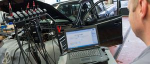 Rückrufaktion. Software-Update für einen Volkswagen Amarok mit einem 2,0-Liter-Dieselmotor in einer Volkswagen-Werkstatt.