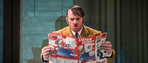 Mit rollendem "R". Kristian Bader als Adolf Hitler.