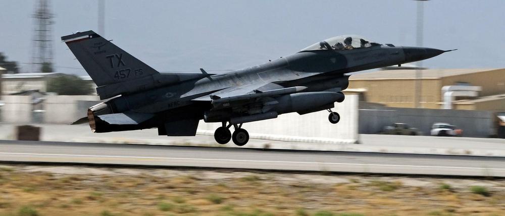 Ein F-16-Kampfjet der US-Luftwaffe startet von der Basis Bagram in Afghanistan.