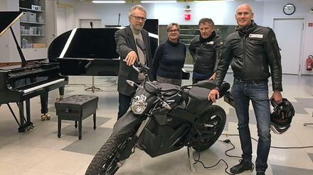 Tanken zwischen Steinway-Flügeln. Mit einem "normalen" Motorrad wäre das nicht passiert.