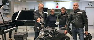 Tanken zwischen Steinway-Flügeln. Mit einem "normalen" Motorrad wäre das nicht passiert.