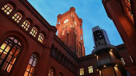 Im Rathaus brennt noch Licht. Die künftigen Koalitionäre haben viel Redebedarf.