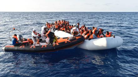 Diese Flüchtlinge wurden am Donnerstag im Mittelmeer gerettet.