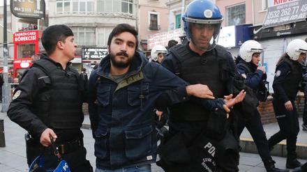 Türkische Polizisten verhaften einen Demonstranten in Istanbul. 