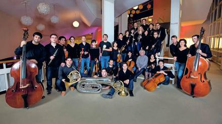 Die Akademisten mit Simon Rattle im Philharmonie-Foyer, ganz rechts Kontrabassist Piotr Zimnik. 