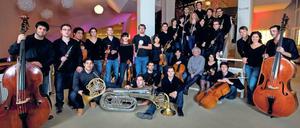 Die Akademisten mit Simon Rattle im Philharmonie-Foyer, ganz rechts Kontrabassist Piotr Zimnik.