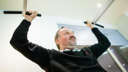 Sport treiben gegen die Langeweile. Zweimal in der Woche fährt Peter Neururer zum Zirekltraining ins Fitnessstudio.