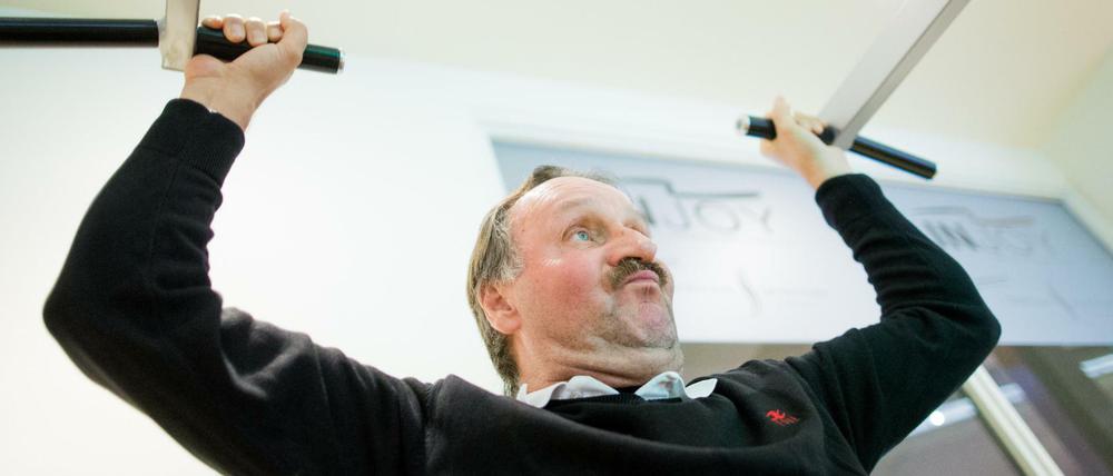 Sport treiben gegen die Langeweile. Zweimal in der Woche fährt Peter Neururer zum Zirekltraining ins Fitnessstudio.