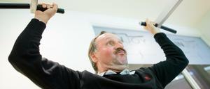 Sport treiben gegen die Langeweile. Zweimal in der Woche fährt Peter Neururer zum Zirekltraining ins Fitnessstudio.