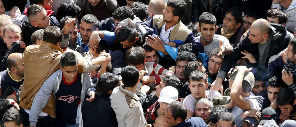 Erst kamen sie alle, jetzt klagen sie alle, denn sie wollen ihre Familien nachholen: Flüchtlinge in Berlin.