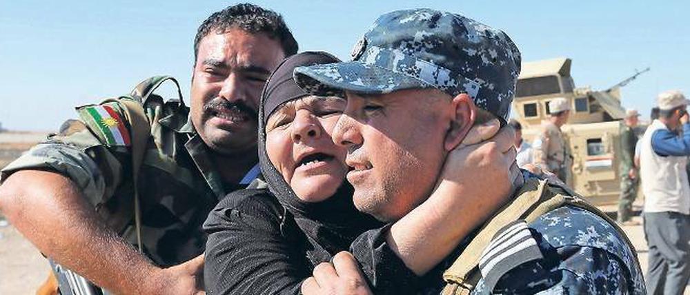 Endlich befreit. Die Bewohnerin eines irakischen Dorfes bei Mossul bedankt sich bei einem irakischen Soldaten.