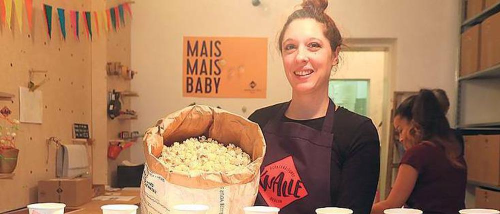 Patisseurin Lucie Krautien mit ganz viel "Knalle" im eigenen, brandneuen Geschäft in Friedrichshain. Wem der Weg zu weit ist, der kann ihr Popcorn auch im Onlineshop bestellen. 