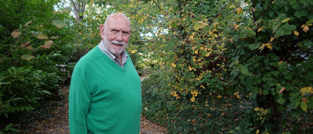 Pierre Frei in seinem Garten in Südwest-Frankreich: Er sei "glücklich, dass ich das Leben so nehmen darf, wie es ist", hat der Autor Nicki Pawlow geschrieben
