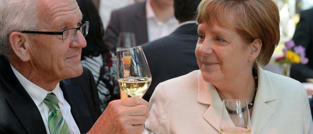 Grünen-Politiker mit Wunsch-Kanzlerkandidatin: Winfried Kretschmann mit Angela Merkel beim Sommerfest der baden-württembergischen Landesvertretung im Sommer 2016.