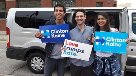 Hillary Clinton setzte auf freiwillige Helfer - die SPD hat das beeindruckt: In Cincinatti brachte Hollywood-Star Justin Bartha (M) Studenten mit einem Fahrservice zum "Early Voting" ins Wahllokal.
