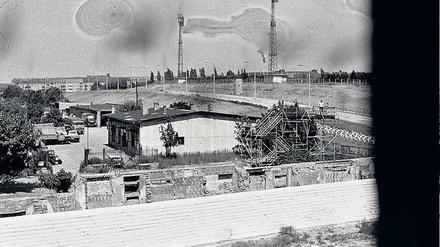 Dieses Foto zeigt den letzten Ausläufer West-Berlins mit einer Aussichtsplattform, aufgenommen aus einem Grenzhaus an der Schwedter Straße Ecke Kremmener Straße. Heute befindet sich hier der Mauerpark.